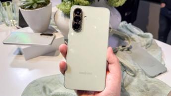 Vista trasera del smartphone Samsung Galaxy A56 en color verde oliva