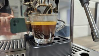 Espresso recién hecho de una cafetera Philips Barista Brew
