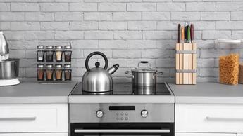 Un horno eléctrico moderno en una cocina