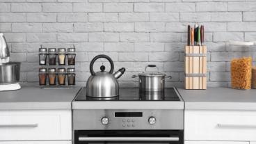 Un horno eléctrico moderno en una cocina