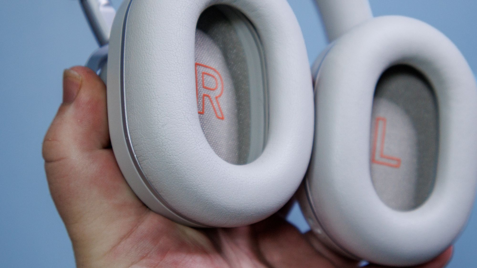 Nahaufnahme der Ohrpolster der kabellosen Cambridge Audio Melomania P100 SE Kopfhörer