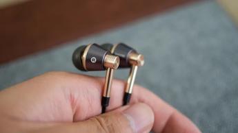 En person holder 1More Triple Driver in-ear hovedtelefoner