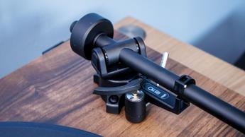 Rega Planar 1 Plus Plattenspieler im Ausstellungsraum