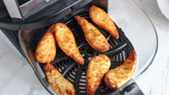 Fritadeira elétrica digital Gourmia Fry 'N Fold com design dobrável na bancada da cozinha