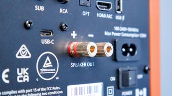 Nahaufnahme der Kanto Ren-Lautsprecheranschlüsse