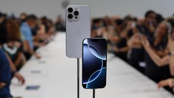 Person som håller i en Apple iPhone 16 Pro Max-smartphone