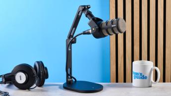 Das Rode PodMic Podcast- und Rundfunkmikrofon auf blauem Hintergrund mit dem Rode DS2 Tischständer