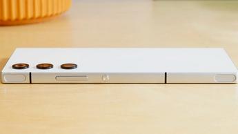 Nubia Red Magic 10 Air-smartphone placeret på et træbord