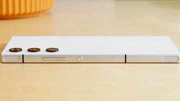 Nubia Red Magic 10 Air-smartphone placeret på et træbord