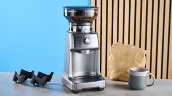 un molinillo de café Breville Dose Control Pro en plata, con 60 ajustes de molienda y etiquetado de tamaño de molido, también conocido como Sage Dose Control Pro en el Reino Unido