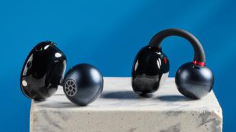 EarFun Clip Open-Ear kabellose Ohrhörer vor blauem Hintergrund