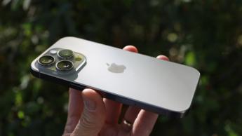 Recension av Apple iPhone 16 Pro med närbild på den nya smarttelefonen