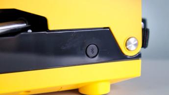 Audio Technica Sound Burger tragbarer Plattenspieler auf einem Tisch