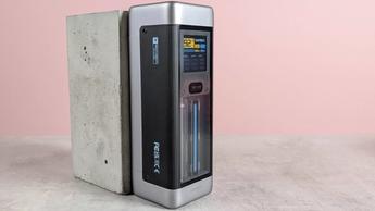 Cuktech 20 powerbank stående på et skrivebord med lyserød baggrund