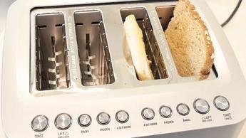 Breville Smart Toaster BTA840XL probada en una encimera de cocina