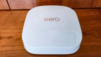 선반 위에 놓인 Eero Pro 6e Wi-Fi 라우터