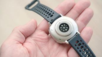 Nærbillede af Amazfit Active 2 smartwatchets sundhedssensorer på bagsiden