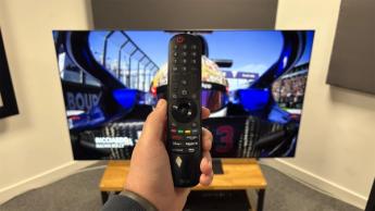 Крупный план пульта дистанционного управления LG G5 OLED TV с видимыми кнопками и дизайном