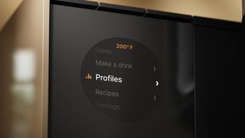 Macchina per espresso Fellow Series 1 su un piano da cucina