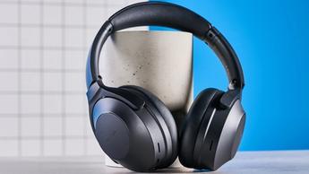 Die Earfun Wave Life Over-Ear-Kopfhörer mit schwarzen Ohrmuscheln, taktilen Tasten für aktive Geräuschunterdrückung und Lautstärkeregelung sowie um 90 Grad drehbaren Ohrmuscheln