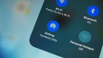AirDrop-gränssnitt visas på en Apple-enhetsskärm