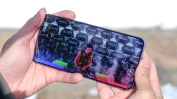 Smartphone Samsung Galaxy S25 Plus sostenido en la mano de una persona