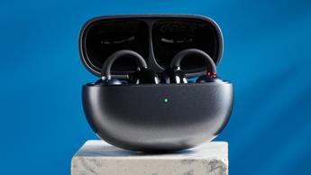 EarFun Clip Open-Ear kabellose Ohrhörer vor blauem Hintergrund