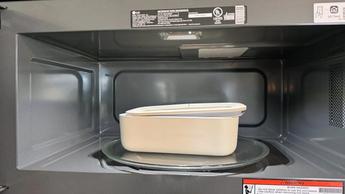 Horno de microondas LG MVEF1337F de 1.3 pies cúbicos, perfil bajo, para instalar sobre la estufa
