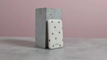 VQ Cath Kidston 5.000mAh powerbank fremvist på en sokkel med lyserød baggrund