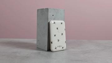 VQ Cath Kidston 5.000mAh powerbank fremvist på en sokkel med lyserød baggrund