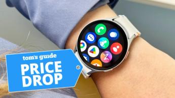 Galaxy Watch 7-smartwatch vist på en persons håndled