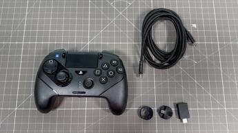 Hori Wireless Fighting Commander Octa Pro-spelkontroll på enfärgad bakgrund