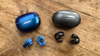 Bose Ultra Open Earbuds und Nank Ultra Kopfhörer nebeneinander