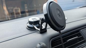 Suporte magnético para celular Spigen Onetap Pro 3 Cryomax fixado no painel do carro