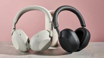 Sony WH-1000XM6 og WH-1000XM5 hovedtelefoner hvilende op ad en stolpe