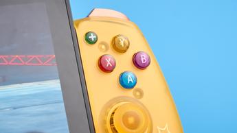 En gylden GameSir G8 Plus mobilspil-controller