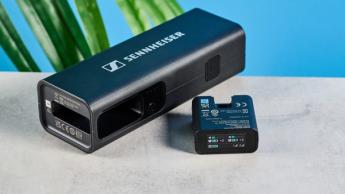 Sennheiser Profile kabelloses Mikrofon-System mit Lade- und Transportetui, USB-C- und Lightning-Adaptern, Blitzschuhbefestigungen, zwei Mikrofonen und einem Empfänger