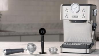 Máquina de espresso De'Longhi Linea Classic sobre uma bancada de cozinha