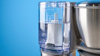 Modello Breville Luxe Brewer con caraffa termica in metallo argentato, serbatoio dell’acqua rimovibile in plastica e diversi cestelli e filtri di carta, dotato di manopola regolabile per la preparazione del caffè.
