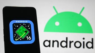 En smartphone-silhuett som visar Android 16-logotypen med en Android-robot i bakgrunden