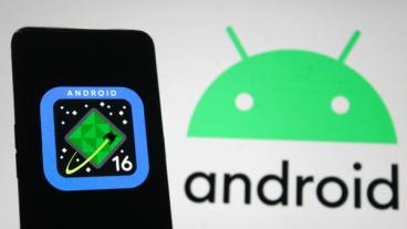 En smartphone-silhuett som visar Android 16-logotypen med en Android-robot i bakgrunden