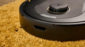 Vista en primer plano del módulo de navegación y los botones de control en la aspiradora robot Roborock Q5 Pro Plus