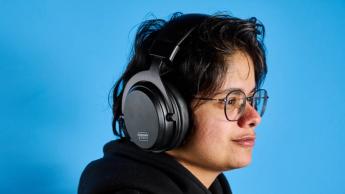 Ett svart Cherry XTRFY H3 trådbundet gaming-headset med vadderade öronkåpor