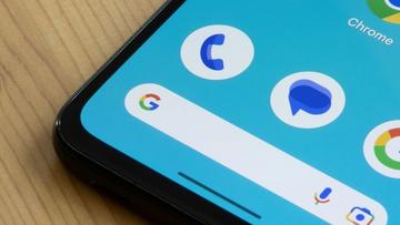 Nedre vänstra delen av en Android-telefonskärm som visar apparna Telefon, Meddelanden, Google och Google Sökfältet