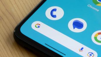 Nedre vänstra delen av en Android-telefonskärm som visar apparna Telefon, Meddelanden, Google och Google Sökfältet