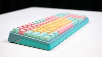 RGB 백라이트가 탑재된 쿨러마스터 MK770 게이밍 키보드