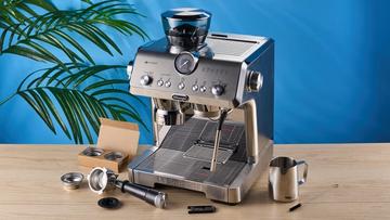 Macchina per espresso De'Longhi La Specialista Opera in acciaio inox con pressatura intelligente, portafiltro, lancia vapore e macinacaffè integrato