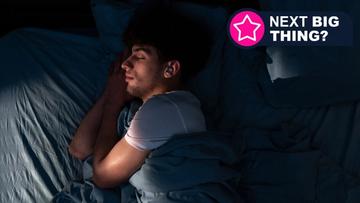 En mand sover behageligt, mens han har Somnibuds sove-øretelefoner på