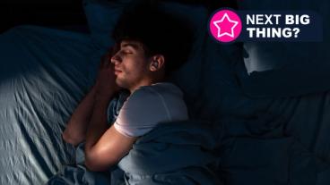 Somnibudsのスリープイヤホンを着用して快適に眠る男性