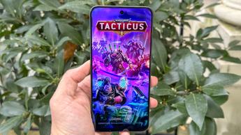 Seseorang sedang bermain game mobile di smartphone OnePlus Nord 5